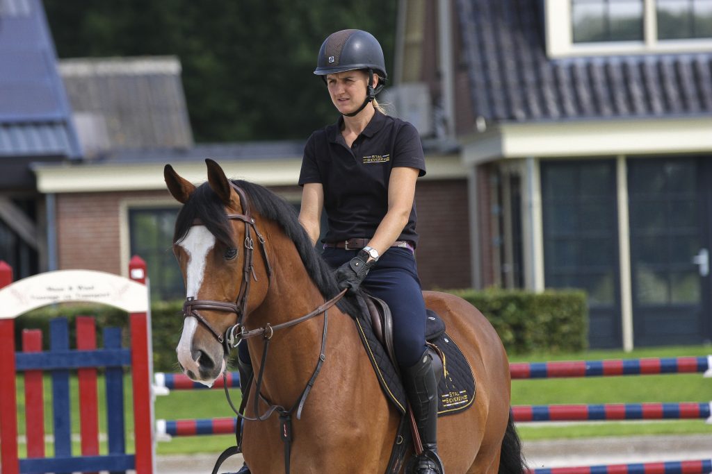 Sharon Severein op een paard