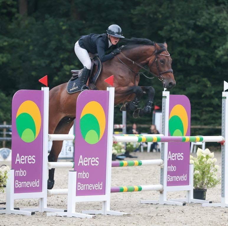 Lynn Berendsen bij een van de paarden van Stal Severein